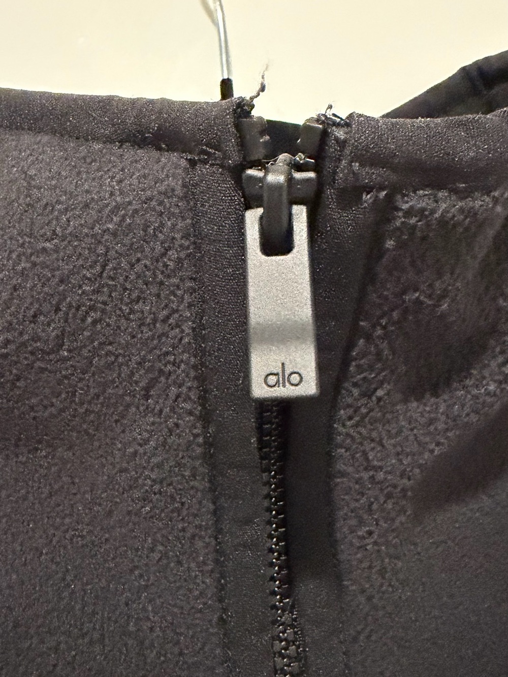 Auth. ✅ NWOT ALO Yoga Polar Fleece Retreat Cover- Up in “Black” Size Medium🖤 - Picture 4 of 10